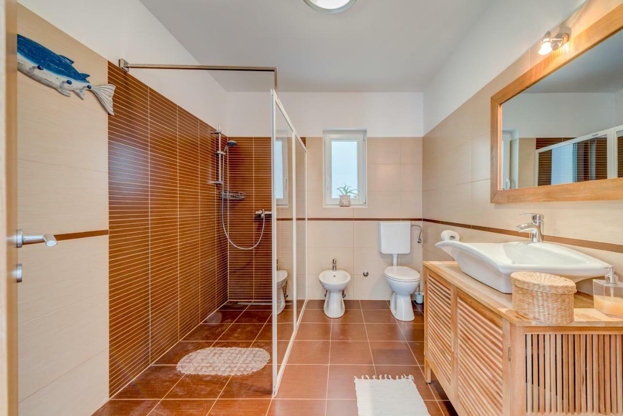 Holiday Home Figa Omis Exterior photo